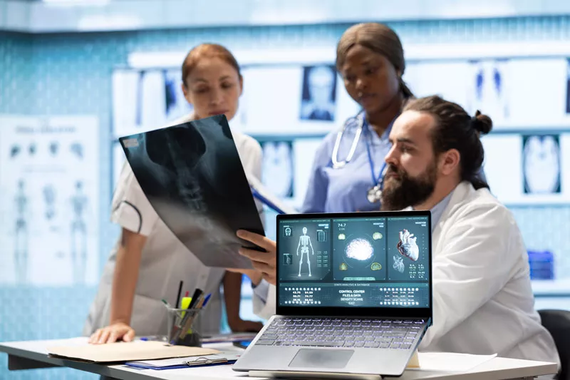 Profesionales médicos explorando un scanner